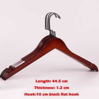 Cintres en bois massif pour costumes et pantalons avec pinces et crochets plats pivotants noirs pour présentation en magasin (vente en gros)