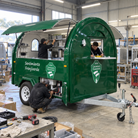 Remorque alimentaire compacte rétro personnalisée avec deux fenêtres de service, chariot de concession remorquable pour café et snacks, idéal pour les événements extérieurs