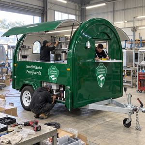 Remorque alimentaire compacte rétro personnalisée avec deux fenêtres de service, chariot de concession remorquable pour café et snacks, idéal pour les événements extérieurs - Product Image 5