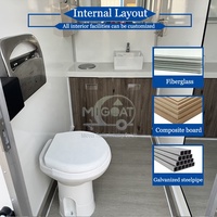 Remorque WC portable 2 postes blanche à essieu simple avec lavabo, miroir et armoire en bois pour location événementielle compacte