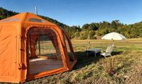 Carpa Inflable Octogonal Naranja de Tres Capas para las Cuatro Estaciones con un Espacio Amplio y Equipada con Múltiples Ventanas Panorámicas