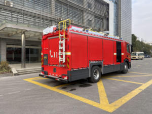 Personnalisable pour <span class=keywords><strong>Scania</strong></span> New 394HP Diesel Pumper Fire Truck 4x2 Drive Wheel avec mousse Air comprimé Rescue Tanker Operations - Product Image 2