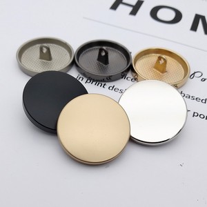 Boutons ronds personnalisés en or mat, boutons plats en métal avec tige pour vêtements élégants - Product Image 1