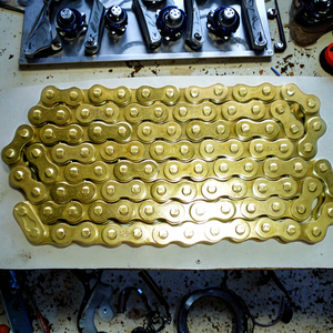 420 <span class=keywords><strong>428</strong></span> 428H 520, <span class=keywords><strong>cadena</strong></span> <span class=keywords><strong>dorada</strong></span> para motocicleta, Piezas de motocicleta, <span class=keywords><strong>cadena</strong></span> de rodillos de transmisión para motocicleta y juego de piñones de titanio - Product Image 2