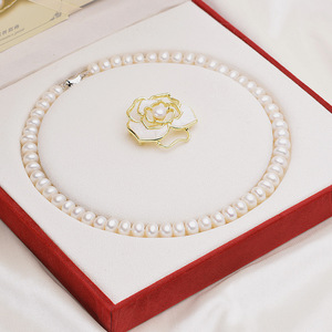 Coffret cadeau pour la Journée internationale des femmes le 8 mars, comprenant un collier rond en perles d'eau douce de 9 à 10 mm et une broche en forme de tulipe, accessoire élégant pour costume Mantou - Product Image 1