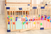 Parc de jeu intérieur réglable pour tout-petits avec barrière de sécurité et portillon verrouillable – Centre d'activités