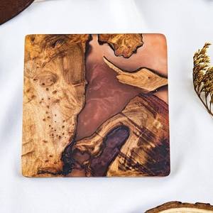 Sous-verres en bois de résine époxy fabriqués à la main avec des motifs artistiques pour des tables à manger et basses élégantes - Product Image 2