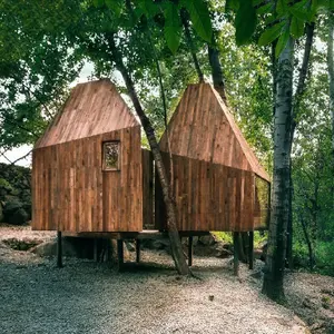 منزل صغير خشبي مسبق الصنع ، منزل صغير من الخشب الطبيعي للتخييم ، ورشة تخزين في المستودعات الخارجية