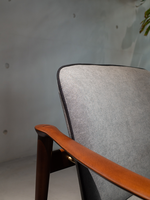 Fauteuil vintage en bois massif de frêne, finition peinture brute, coussin en cuir, chaise longue pour aménagement de restaurant haut de gamme