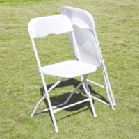 Chaises pliantes en plastique blanc modernes, portables et bon marché pour les mariages, les restaurants et autres événements