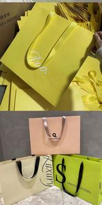 Sacs en papier blancs de luxe personnalisés avec logo imprimé pour la vente en gros, sacs cadeaux pour boutiques de détail avec votre propre logo - Product Image 5