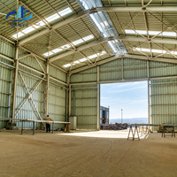 Bâtiment d'usine à structure métallique avec lignes de production et zones d'équipement