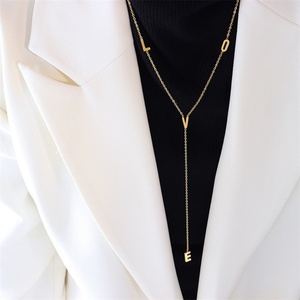 Collar Minimalista con Cadena de Eslabones Chapada en Oro, Colgante con Letra Inicial del Alfabeto, Collar con Letra LOVE - Product Image 4