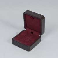 Boîte à bijoux en bois brun foncé brillant avec logo personnalisé, doublure en velours bordeaux pour bague, pendentif, emballage cadeau de luxe pour bijoux