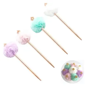 Bolígrafo de Metal Delgado Color Oro Rosa con Pompón de Peluche y Mini Corona Decorativa, Bolígrafo Giratorio Kawaii con Diseño Pastel y Peludo - Product Image 1