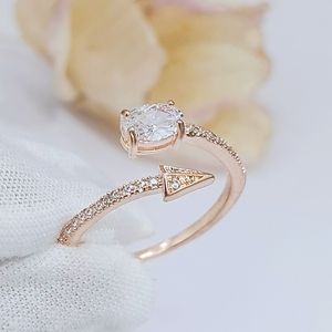 Anello Aperto a Forma di Freccia con Dettagli Scintillanti, Design Regolabile, Accessori di Moda per Donne - Product Image 5