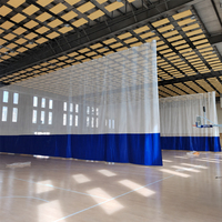 Système de cloisonnement de salle de sport personnalisé, rideau rétractable monté au plafond, système de cloisonnement de gymnase avec maille en PVC pour les terrains de basket-ball