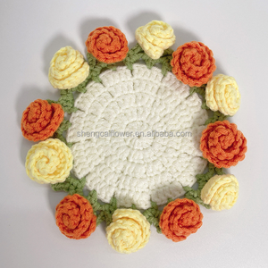 Sous-verre romantique fait main au design nouveau, en forme de bouquet de roses tricotées, idéal pour un cadeau ou la décoration de la maison - Product Image 2