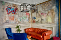 Comptoir de bar en bois massif rustique personnalisé en forme de L, table de bar commerciale ou domestique avec étagère à vin murale pour pub ou bar à cocktails