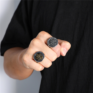 Anelli da Uomo Stile Biker con Sigillo, Anelli Statement in Argento con San Cristoforo, Gioielli in Acciaio Inossidabile - Product Image 1