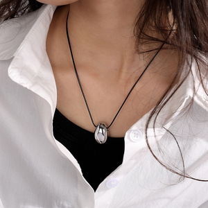YF8248 Schwarze Kordel Verstellbare Halskette Wasserdicht 18K PVD Vergoldeter Edelstahl Glatter Ovaler Anhänger Halskette Schmuck - Product Image 3
