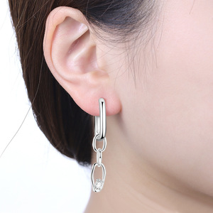 Boucles d'oreilles créoles minimalistes en laiton blanc avec zircone, bijoux simples pour tous les jours pour femmes - Product Image 3
