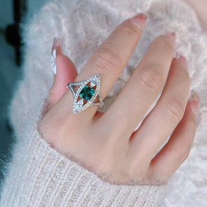 Anello con Gemma Verde Marquise Texturizzata per Donne, Elegante Gioiello da Dito alla Moda - Product Image 2