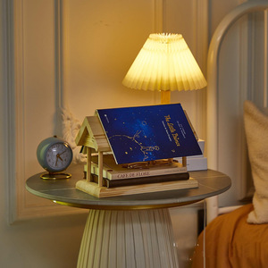 Étagère à livres triangulaire en bois, couleur bois naturel, design minimaliste, bibliothèque de table, support de lecture peu encombrant - Product Image 1