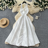Robe longue jacquard élégante pour femme, col halter en V, sans manches, taille haute, coupe évasée, idéale pour les cocktails et soirées printemps-été