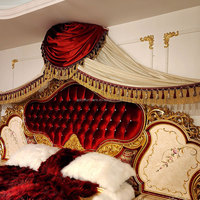 Lit en bois massif sculpté de luxe français, mobilier classique pour chambre de villa royale, lit en tissu rouge, lit en bois plaqué or