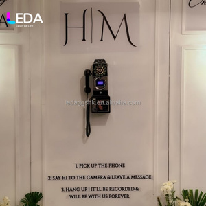Panneau mural décoratif LEDA style cabine téléphonique vintage avec deux téléphones rotatifs et citation d'amour pour mariages et événements festifs - Product Image 3