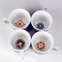 Ensemble de tasses en céramique géométriques à bandes horizontales, quatre motifs différents : soleil éclatant, zigzag, chevron, damier, blanc, cadeaux d'affaires