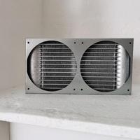 Condenseur à microcanaux en aluminium refroidi par air, radiateur miniature en aluminium à ailettes refroidi par eau pour armoire de réfrigérateur, refroidissement avec ventilateur.