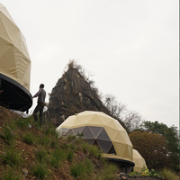 Dôme de glamping de luxe imperméable à usage toutes saisons avec salle de bain privée et kitchenette pour séjours en plein air de type hôtelier