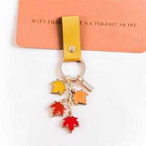 Настраиваемый позолоченный цинковый сплав литой брелок эмалевый красный кленовый лист для сумок с УФ-печатью - Product Image 4