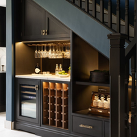 Armoire de conception intelligente sur mesure sous l'escalier Rangement sur mesure Maximiser l'espace Chambre irrégulière Armoire sur mesure de qualité supérieure