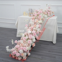 Chemin de table en soie artificielle personnalisé DKB Factory, chemin de table luxueux rose bonbon avec des fleurs et de la verdure pour la décoration de table de mariage