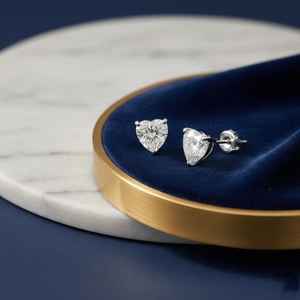Pendientes de Diamantes Solitarios en Forma de Corazón, Cultivados en Laboratorio, Certificados en Oro de 14 Quilates - Product Image 1