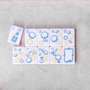 Tuiles de <span class=keywords><strong>Mahjong</strong></span> personnalisées Miss Cowgirl en Lucite transparente avec couches rose vif au dos, 160 cartes, bottes en acrylique blanc, pistolets jouets - Product Image 5