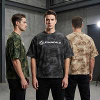 T-shirt in cotone pesante con stampa mimetica digitale, scritta serigrafata, vestibilità squadrata, taglio corto, top casual mimetico streetwear