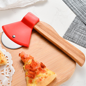 Roue à découper <span class=keywords><strong>la</strong></span> <span class=keywords><strong>pizza</strong></span> créative en forme d'hache avec manche en bambou robuste pour ustensile de cuisine et coffrets cadeaux pour fêtes - Product Image 3