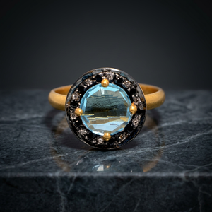 Bague tendance plaquée or jaune avec topaze bleue, sertie clos, bijou de déclaration pour femme avec certificat - Product Image 4