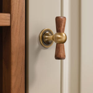 Tirador de Latón con Acabado en Madera de Nogal para Gabinetes, Cajones y Armarios de Estilo Contemporáneo, Color Cobre, Fácil Instalación para Cocina y Tocador - Product Image 1