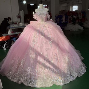 Vestidos de Quinceañera Modernos Rosa Claro, Vestido de Noche de Organza Rosa con Encaje y Perlas, Vestido de 16 Años con Cola de Capilla y Manga Larga - Product Image 4