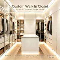 Armoire dressing moderne sur mesure de grande capacité avec porte vitrée, éclairage LED et îlot central pour appartement de luxe ou villa