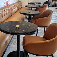 Ensemble de meubles de restaurant moderne et durable : table ronde en marbre, canapé, chaises et banquette pour café