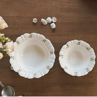 Service de table en céramique blanche de style rétro européen, assiettes rondes et ovales, assiettes de présentation à motif floral pour restaurant