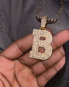 Venta caliente Chapado en oro Estilo Hip Hop Iced Single Inicial Collar con colgante de Regalo religioso para hombres Moissanite Colgantes Encantos - Product Image 2