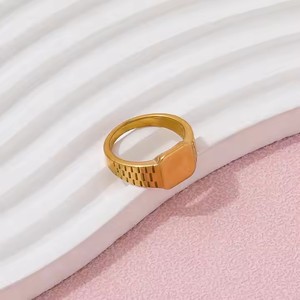 Bague de fiançailles carrée en acier inoxydable plaqué or 18 carats pour femme, gravée sur mesure, modèle <span class=keywords><strong>Atila</strong></span>, bijoux tendance en gros - Product Image 4