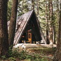 Cabane à deux niveaux en forme de A avec balcon, maison préfabriquée triangulaire, villa de luxe à double étage avec terrasses pour maison triangulaire